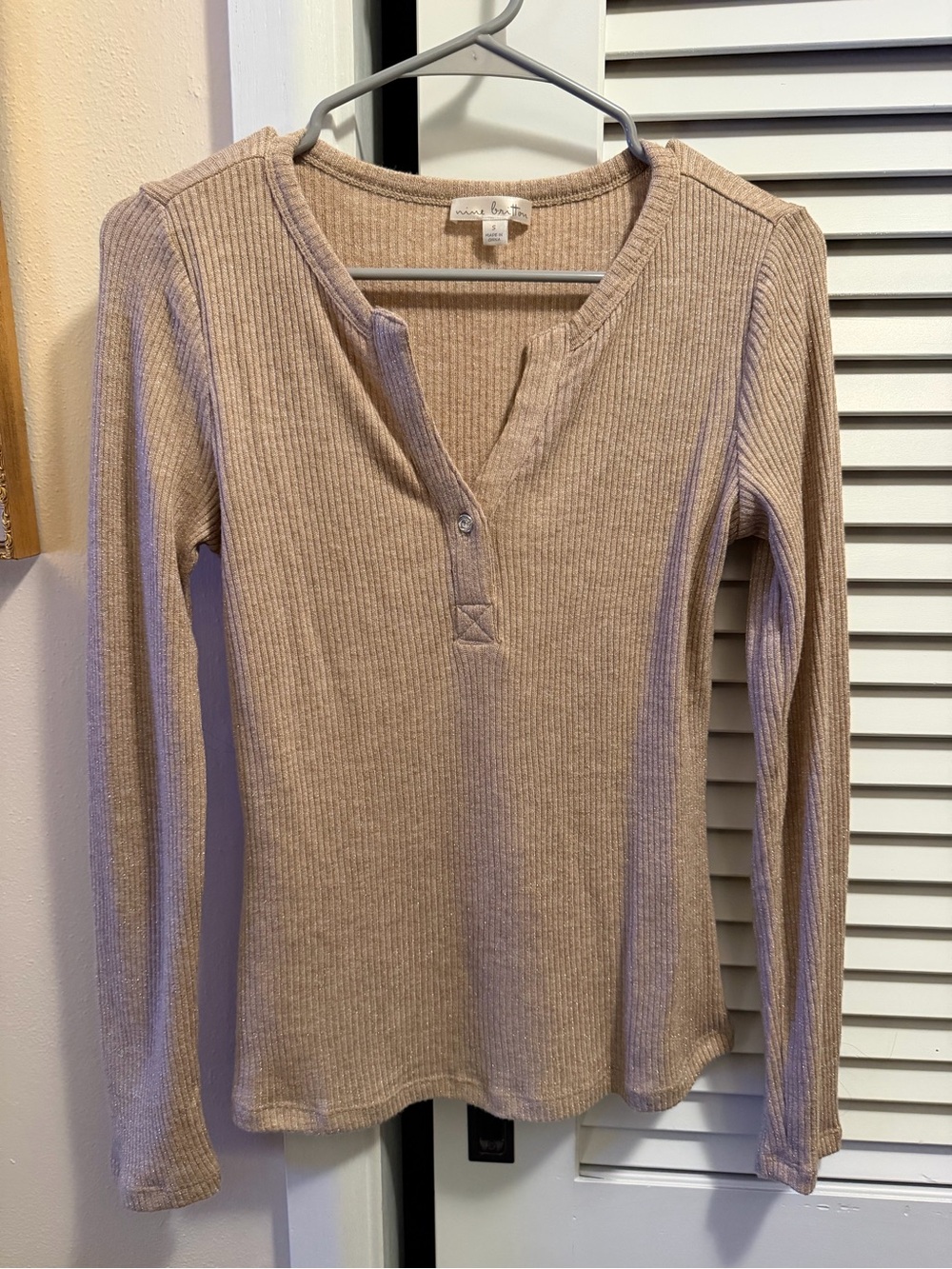nine britton Ribbed Henley Long-Sleeve Top in Light Taupe